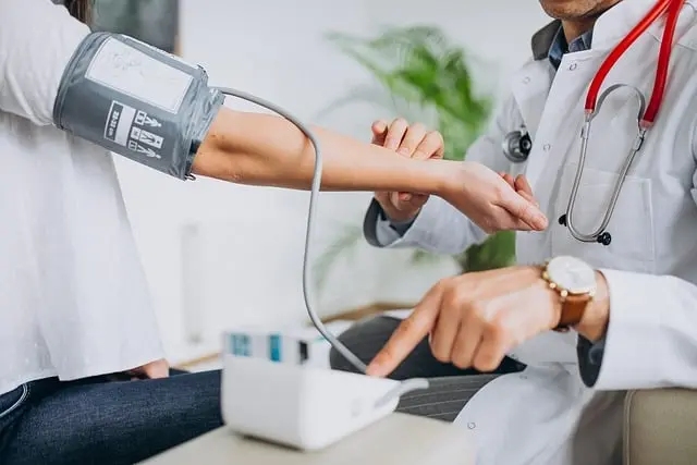 Comment naviguer efficacement dans le système de médecine directe