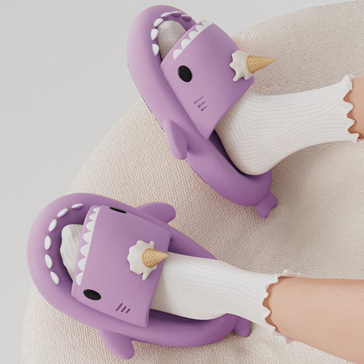 Nouvelle pantoufle d'été mignonne avec motif de requin de crème glacée, pantoufles extérieures et intérieures amusantes et innovantes à la